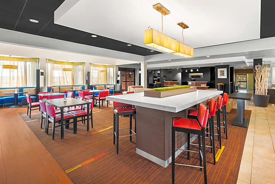 Super 8 by Wyndham Dallas Love Field Airport