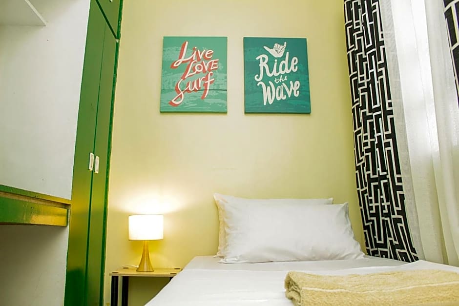 Nomads MNL Backpackers Homestay - near Airport