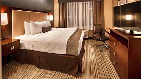 King Suite with Sofa Bed and Kitchen