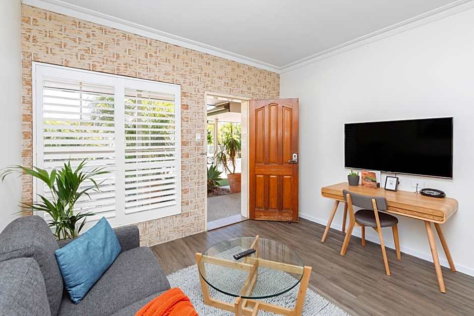 Coopers Colonial Motel