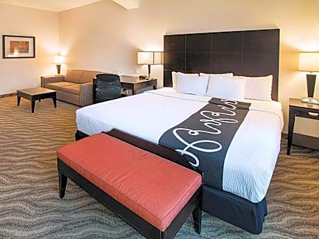 Deluxe King Room with Bath Tub - Mobility/Hearing Accessible - Non-Smoking