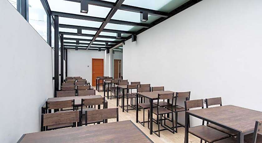 RedDoorz Premium near Centre Point Mall Medan