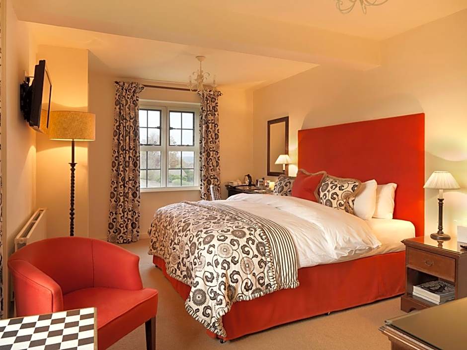 The Bear Of Rodborough Hotel