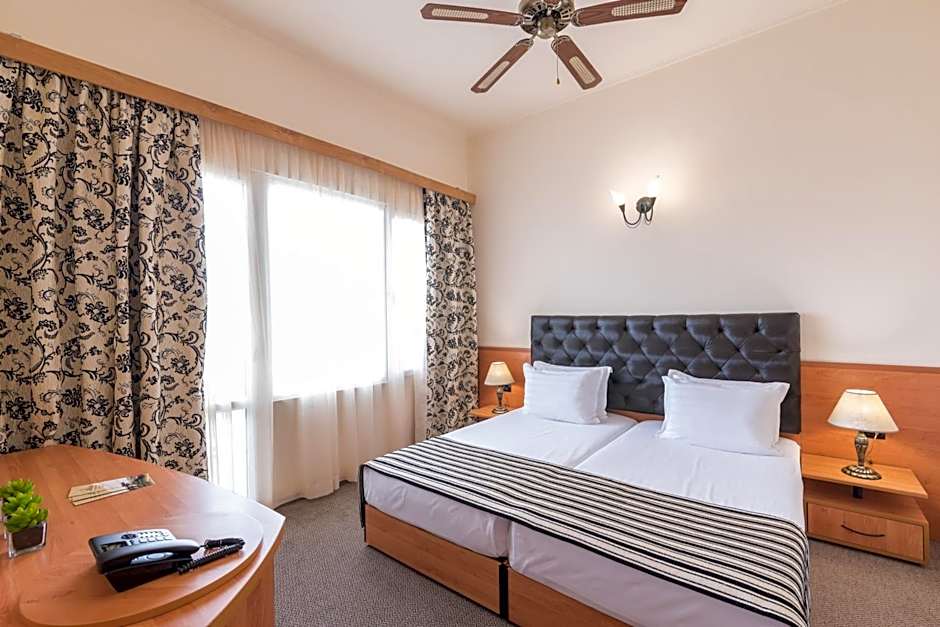 Lotus Family Hotel - Free Parking