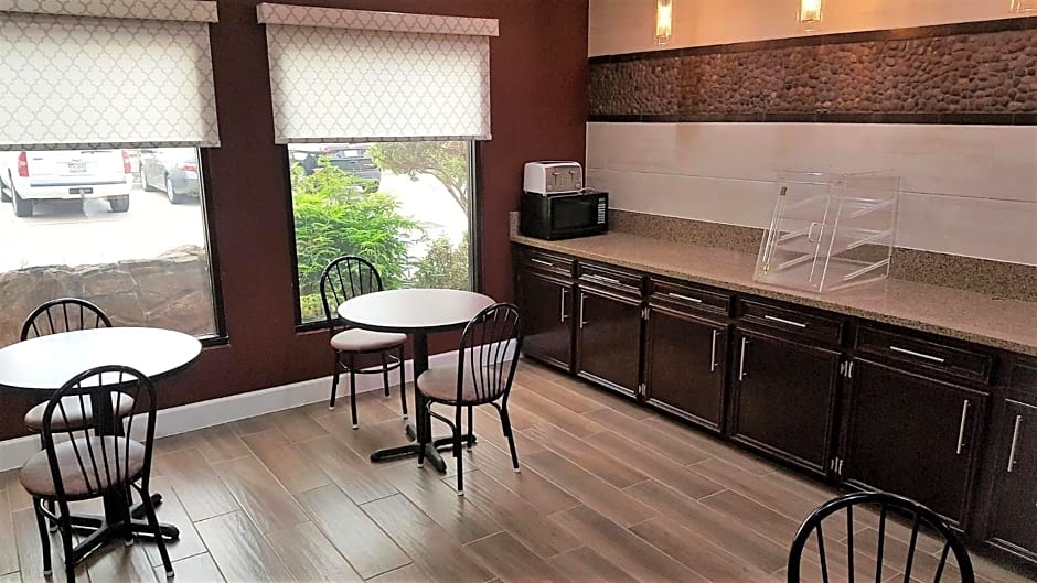 Red Roof Inn & Suites Houston – Humble/IAH Airport