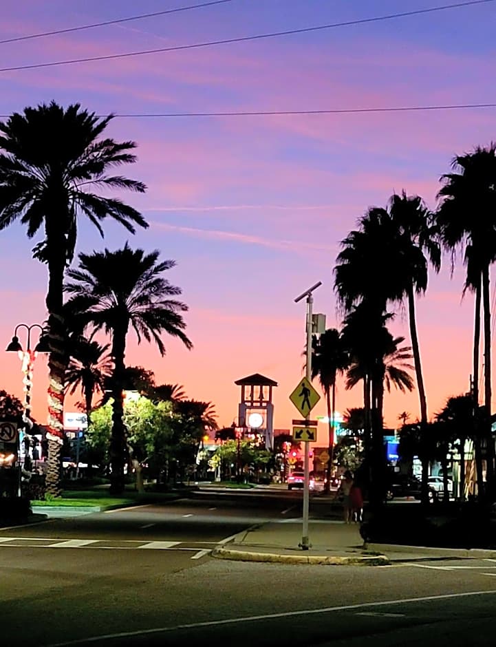 Searenity, Waterside studio in the heart of Treasure Island, walk to beach