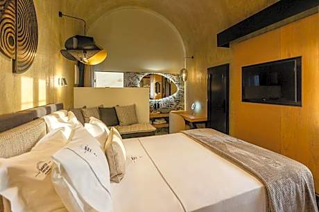 Honeymoon Suite with Outdoor Jetted Tub