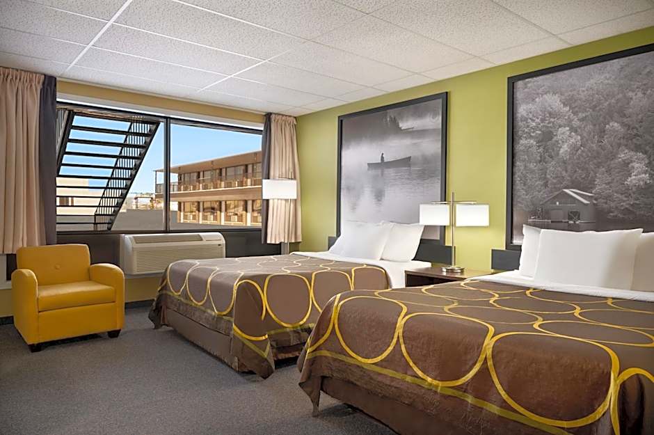 Super 8 by Wyndham Hearst ON
