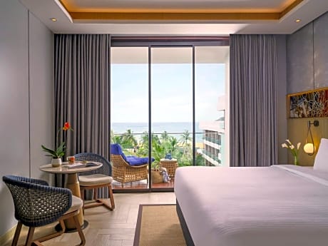 Deluxe King Room with Balcony and Ocean View