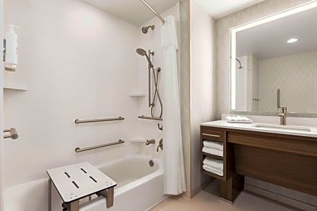 1King Accessible Tub Studio Suite