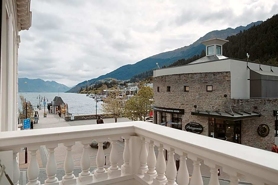 Eichardt's Private Hotel & Lakefront Apartments