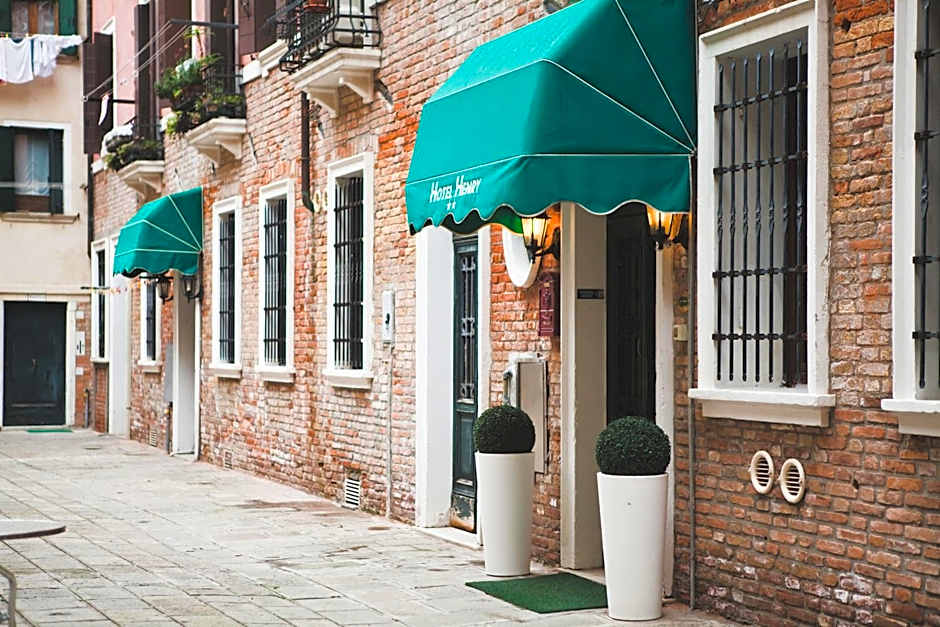 Hotel Henry