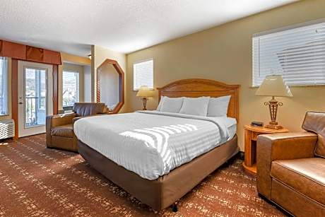 King Jacuzzi Suite - Mobility Accessible w/ Tub - Non Smoking