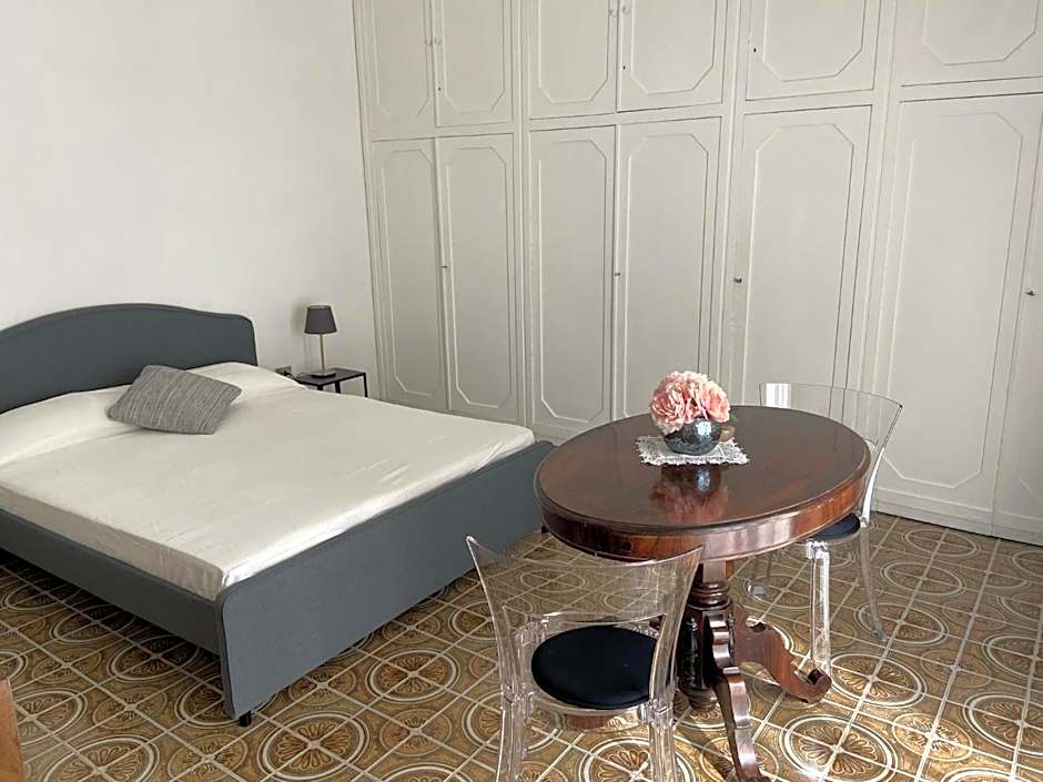 Rooms in San Domenico Maggiore 3