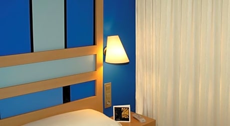 SINGLE ROOM