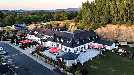 Dwór Skalny Apartamenty, Pokoje i Restauracja Karczma Skalna