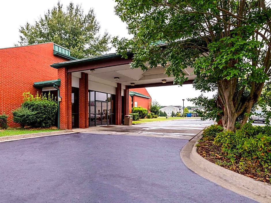 Studios and Suites 4 Less Emporia