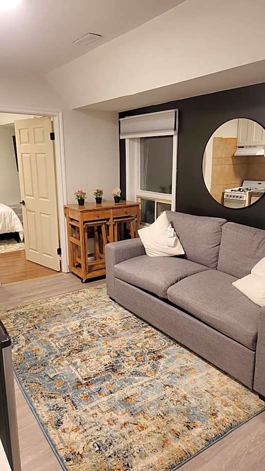 JstLikeHome - Old Ottawa Suite & Guesthouse