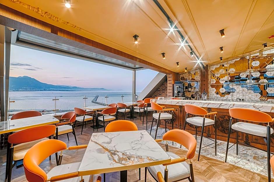 Numa Port Hotel