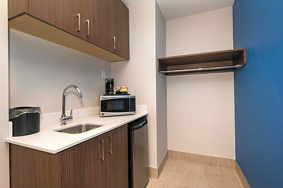 Holiday Inn Express & Suites Victoria-Colwood By IHG