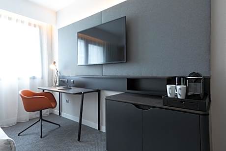 Queen Room with Courtyard View