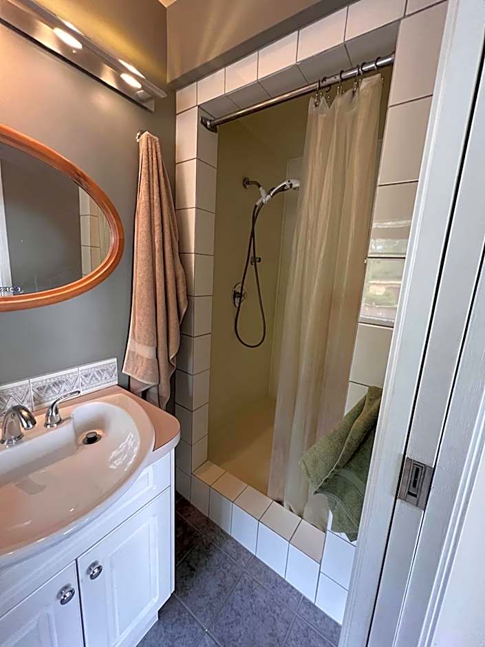 Seymour Private Bedroom, Ensuite Bathroom with Shared Pool, Hot Tub with Views