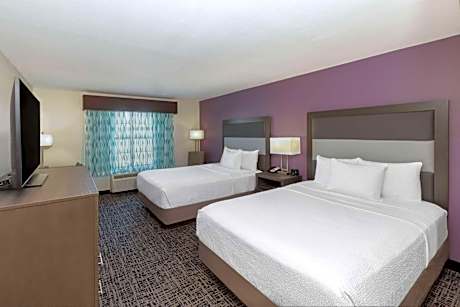 Apartment with Two Queen Beds