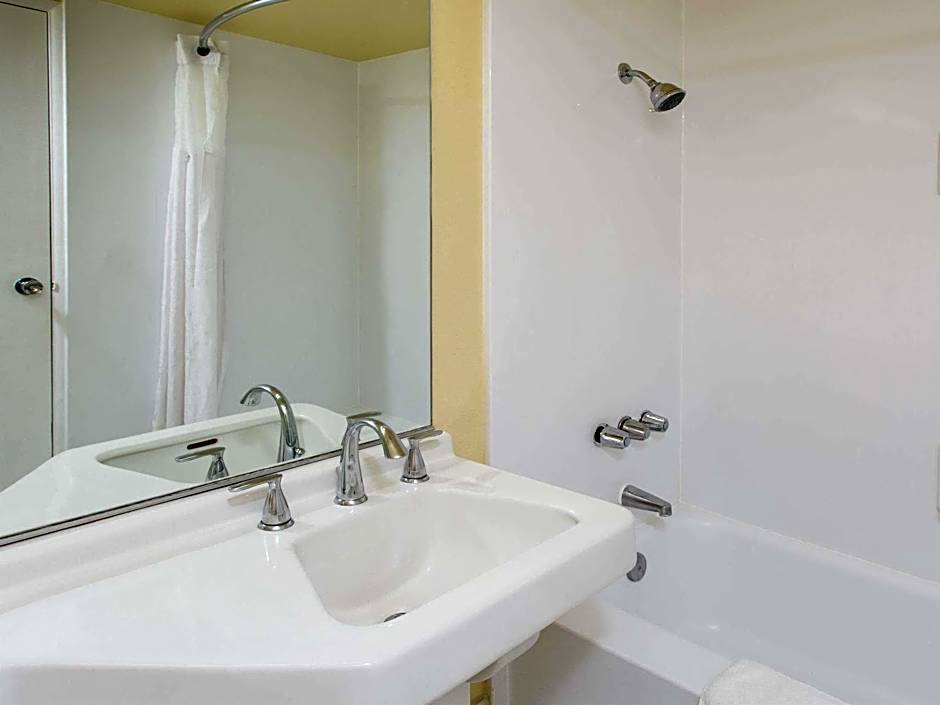Days Inn Palm Springs – Palm Springs, CA