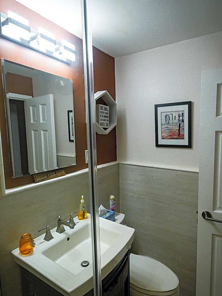 Perfect DTWN 2 Bed Condo with Cali King Bed and Gym