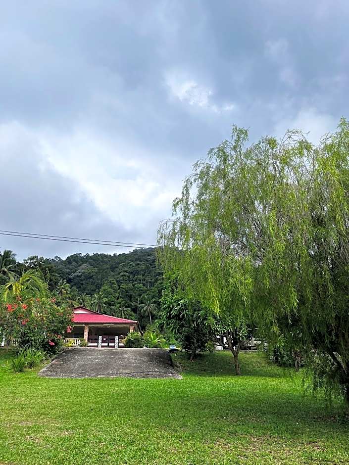 Yellow Cube at Lumut Cube Homestay Kontena