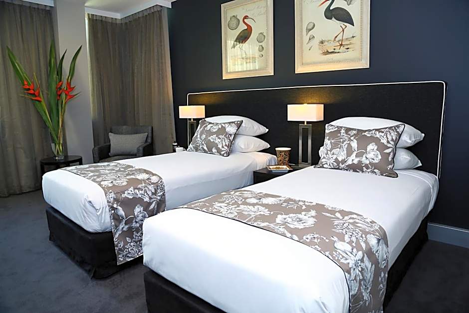 Springfield Lakes Hotel