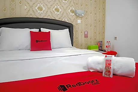RedDoorz Plus @ Alun Alun Nganjuk