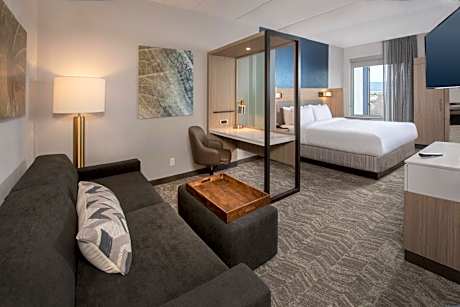 King Suite with Trundle Bed and Adapted Tub - Mobility Accessible