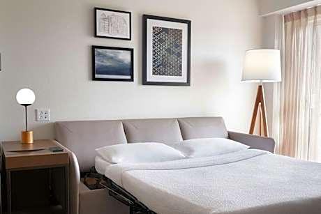 Queen Studio with Sofa Bed and Adapted Tub - Mobility Accessible