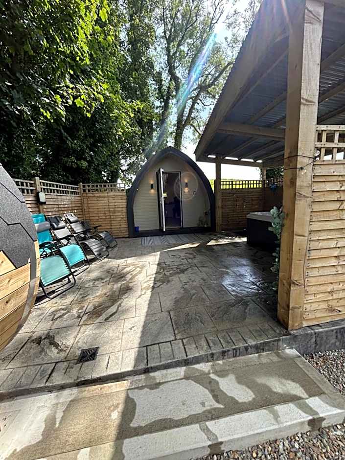 Paddock Pod - Sleeps 4 & Roofed Over Private Hot Tub & NEW SAUNA