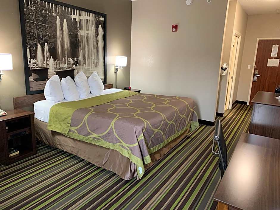 1 King Bed, Mobility Accessible — 11 fotoğraftan 1. fotoğraf