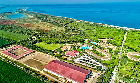 Residence with swimming-pool in Arborea just 300 meters from the beach