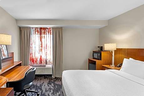 Queen Room with Bathtub - Mobility Access/Hearing Accessible