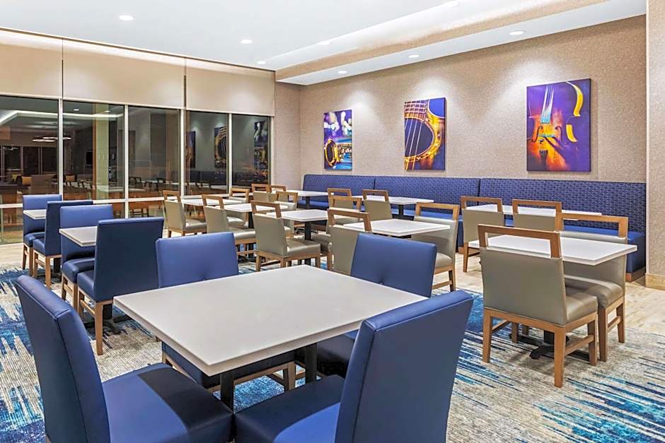 La Quinta Inn & Suites by Wyndham Kansas City Beacon Hill