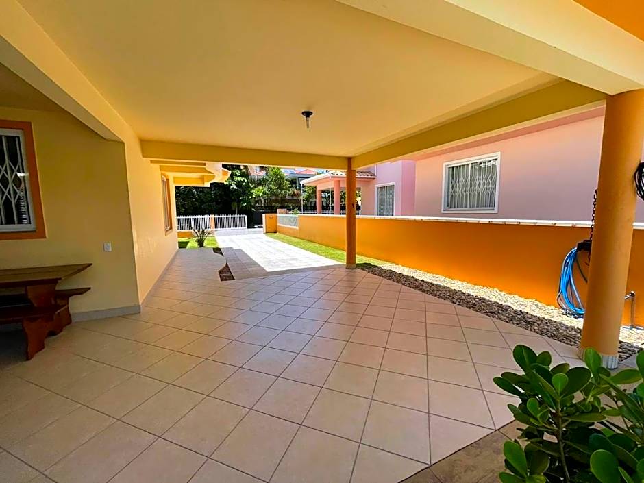 cód 11 - Excelente casa localizada á 180m do mar!