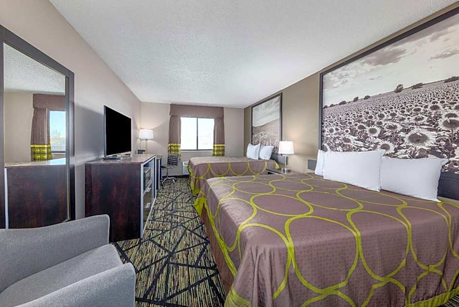 Super 8 by Wyndham Pratt