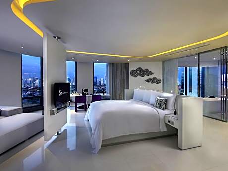 SO Lofty King Suite with Panoramic Park or City View