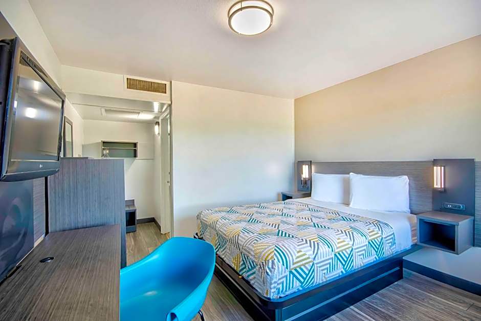 Motel 6-Russellville, AR