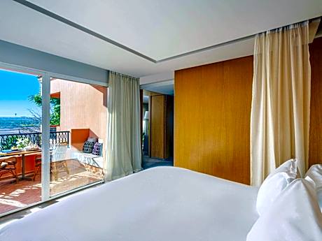 Contemporary Deluxe Room with Balcony and Pool View