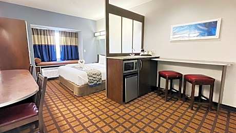 1 King Bed, Deluxe Studio Suite, Non-Smoking