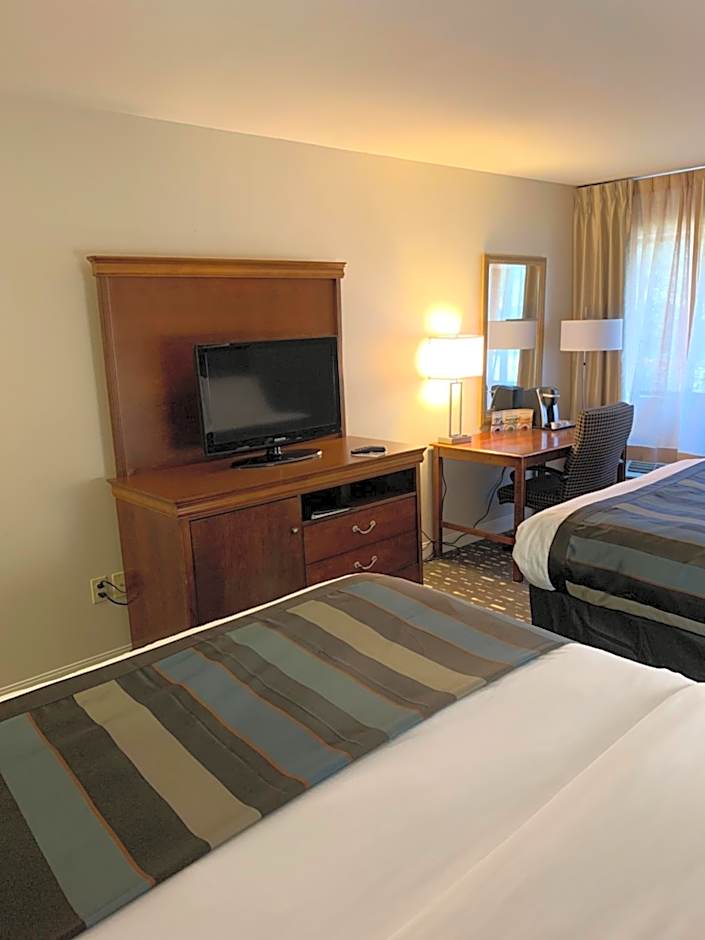 Photo 1 of 6 of 2 Queen Beds