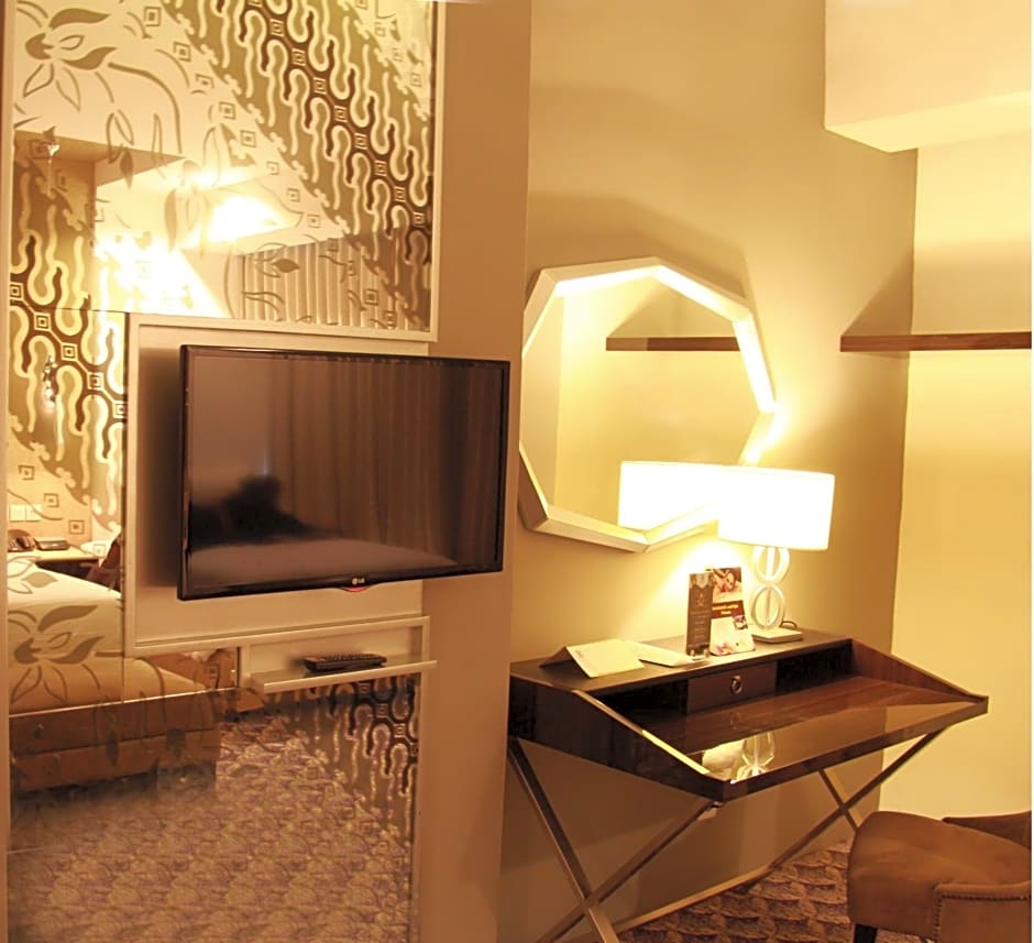 Aston Bellevue Radio Dalam