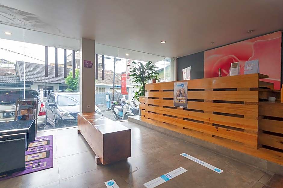 RedDoorz Plus near Asia Afrika 3