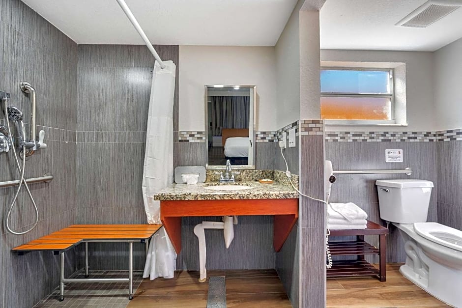 Quality Inn & Suites Airport/Cruise Port Hollywood