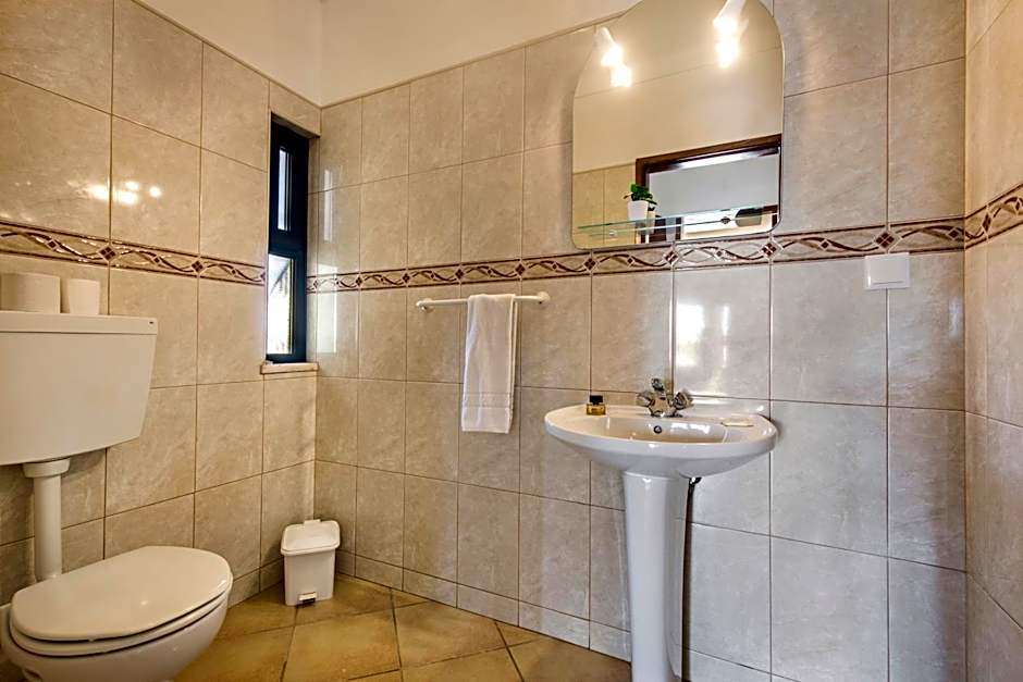 Exclusive Retreat in Vilamoura, private pool, off-street parking, Free AC wifi